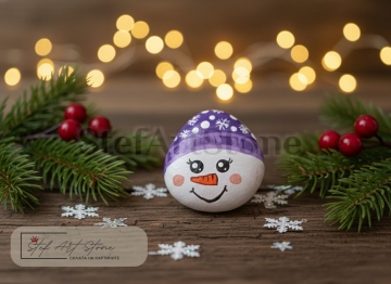 Ръчно рисуван коледен камък Снежен човек с лилава шапка - Stef Art Stone
