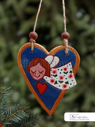 Ръчно рисуван ангел върху сърце от керамика – синьо и златно, арт талисман за любов и защита