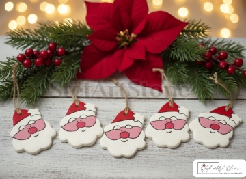 Ръчно изработена УКРАСА ДЯДО КОЛЕДА от глина/керамика висулка червена шапка бяла брада