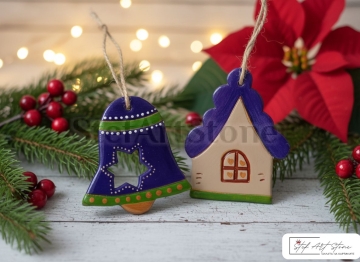 Комплект $2$ бр. ръчно рисувани коледни висулки (камбанка синя и къщичка лилава) керамична украса