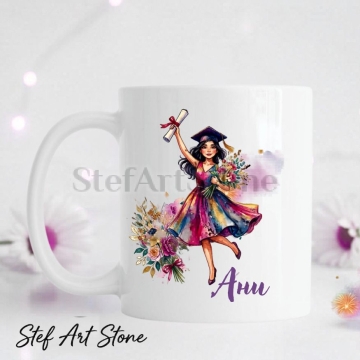 Бяла керамична чаша за абитуриентка с висококачествен акварелен дизайн на момиче в розова тога, цветна рамка и надписи Честито завършване Виктория Випуск 2026, поставена до подаръчна кутия