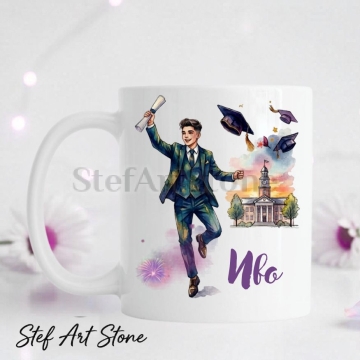 : Бяла керамична чаша за абитуриент с висококачествен дизайн на момиче в абсолвентска тога, надпис Честито завършване, персонализирано име Емо и Випуск 2026, поставена до крафт подаръчна кутия с червена панделка