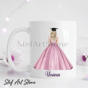Бяла керамична чаша за подарък за абитуриентка с красива илюстрация на момиче в ефирна розова бална рокля и академична шапка, с персонализирано име Йоана