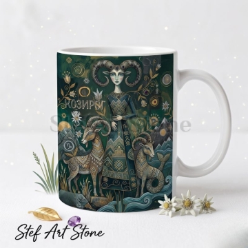 : Художествена керамична чаша зодия Козирог – богиня с рога и геометрична носия, морски козел и планински козел в тъмнозелена палитра, серия Богини на Зодиака, StefArt Stone