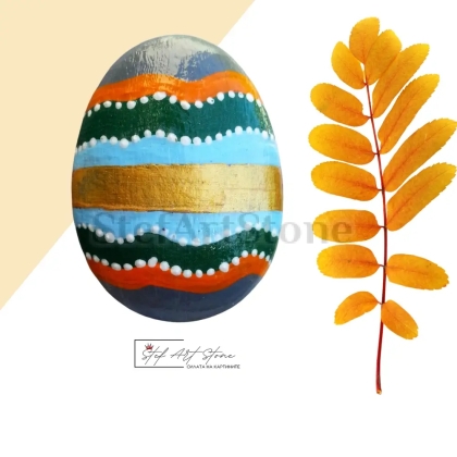 Ръчно рисуван камък с топли и свежи цветове – златно, светло синьо, зелено и оранжево.