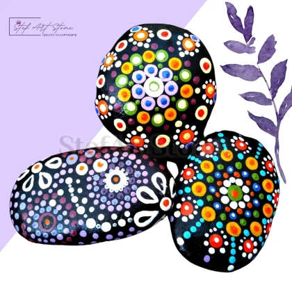 Комплект от три ръчно рисувани морски камъка с мандали в ярки цветове върху черна основа.