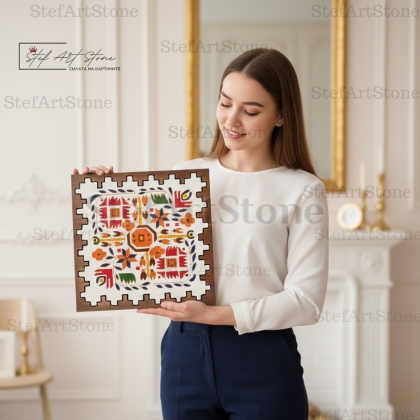 Жена държи уникална дървена картина с фолклорен мотив за семеен уют