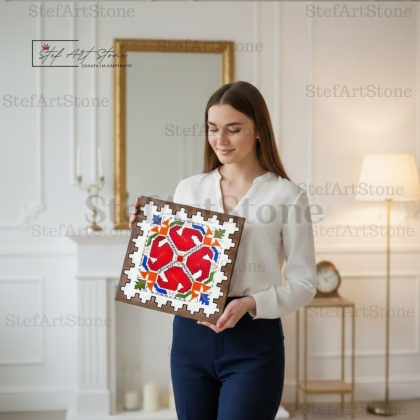 Жена държи ярка картина с Шопска Елбетица в червено