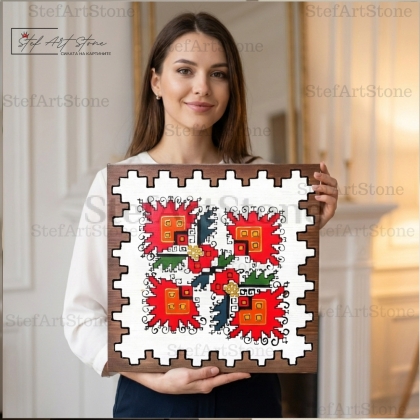 Жена държи голяма картина с фолклорен мотив за здраве и красота