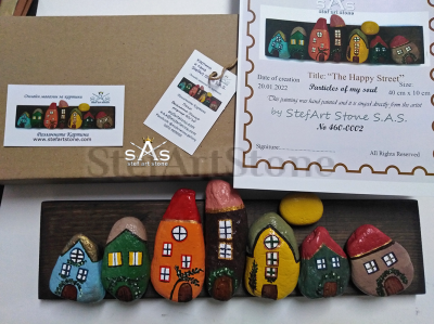 Пано с рисувани камъни Веселата улица 40 х 10 