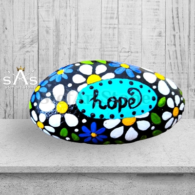 Ръчно рисуван камък с надпис „Надежда“ / „Hope“