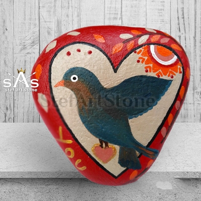 Ръчно рисуван камък с птица и сърце – символ на любовта