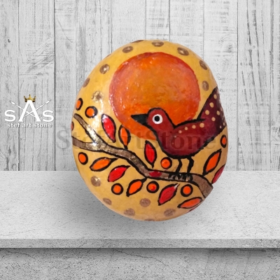 Арт камък с клонче и слънце – символ на свобода