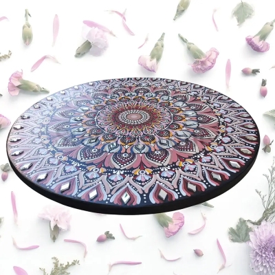 Детайли на мандала „Пътят на светлина“ – близък план на ръчно рисуваните елементи и цветове