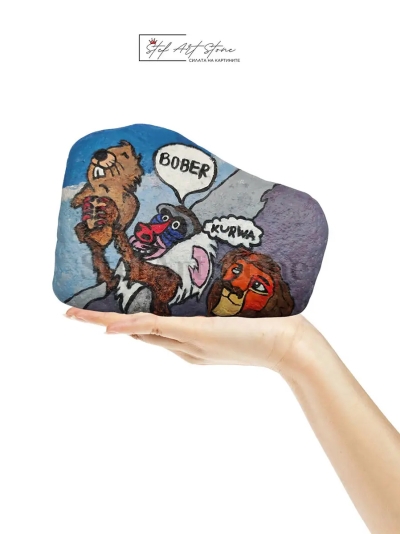 Декоративен камък с детайлно изрисувани герои от „Цар Лъв“ – Рафики и Симба, подходящ за подарък."