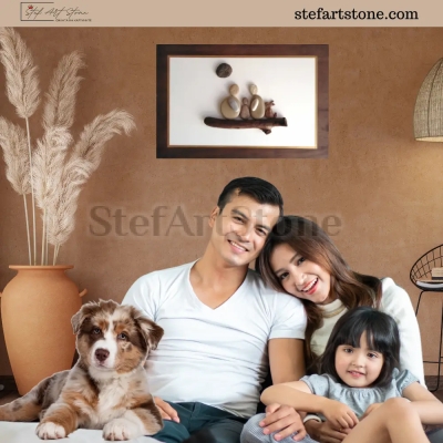 Картина "Семейство" с естествени камъни, декорирана на стена в уютен дом, идеална за интериори в еко стил."