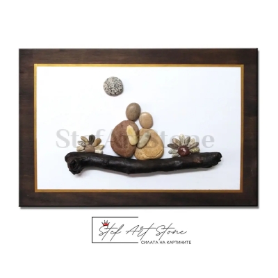 Картина с камъни на фигури на мъж и жена върху дървена основа.