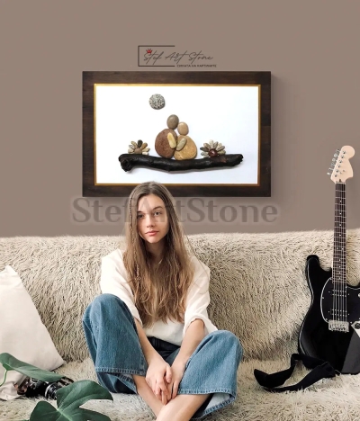 Картина с камъни, поставена като декорация в уютен домашен интериор.