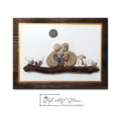 Детайл на фигурата на семейството – естествени камъни в уникални форми и цветове.