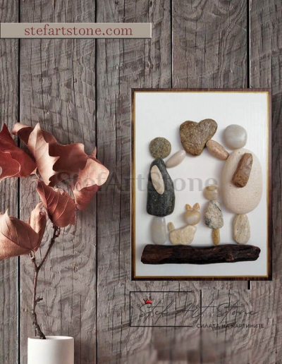  Картина на семейство с дете и куче, поставена върху дървена основа.