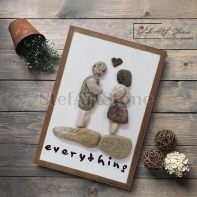 Детайли от композицията – морски камъни и изчистеният надпис.