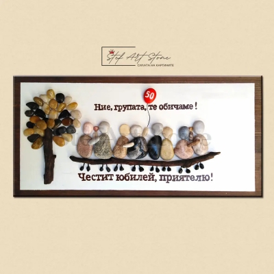  Паното, представено като част от уютен интериор, окачено на стена или поставено на рафт.