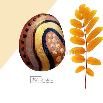 Ръчно рисуван камък в златно-кафяви тонове