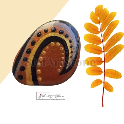 Ръчно рисуван камък в златно-кафяви тонове