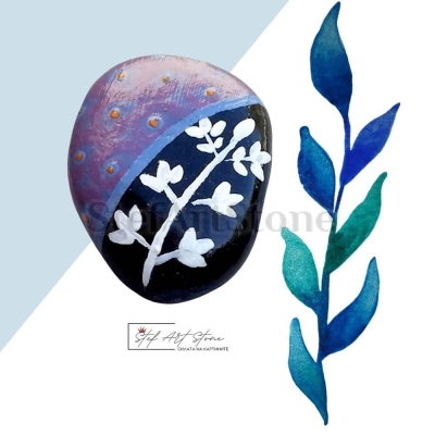 Ръчно рисуван камък в лилаво и черно с бели цветя,