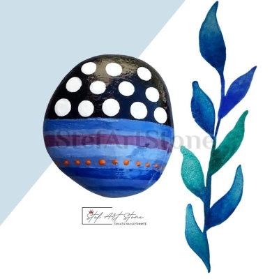  Ръчно рисуван камък в лилаво, синьо и черно с бели точки