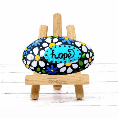 Ръчно рисуван камък с надпис „Надежда“ / „Hope“