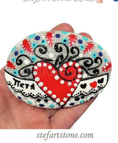 Детайлен изглед на камъка, показващ фините линии и цветове на рисунката