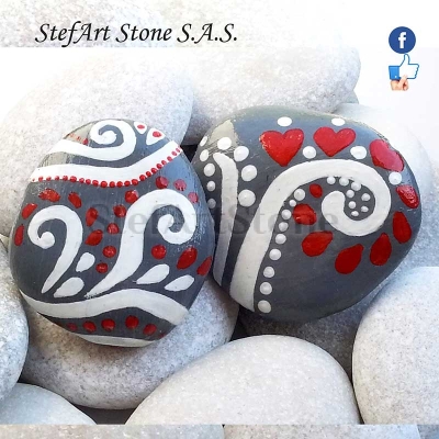 Рисувано морско камъче със сърца за декорация