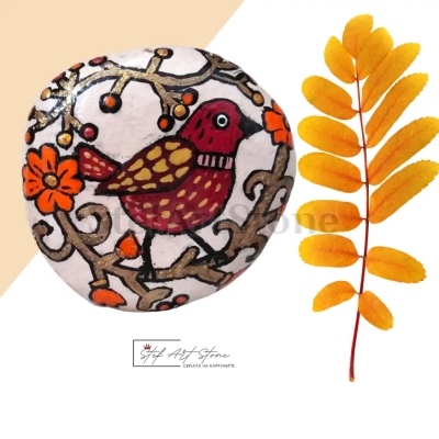 Ръчно рисуван камък с птица, кацнала на разцъфнало клонче, с бял фон и деликатни детайли.