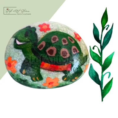 Ръчно рисувано морско камъче с изобразена костенурка в зелени и златисти нюанси, подходящо за подарък или декорация за дома.