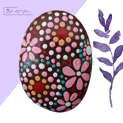 Камък с мандали и цветя, подходящ за подарък или декорация.