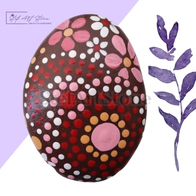 Ръчно рисуван декоративен камък с мандали и флорални мотиви в топли цветове.