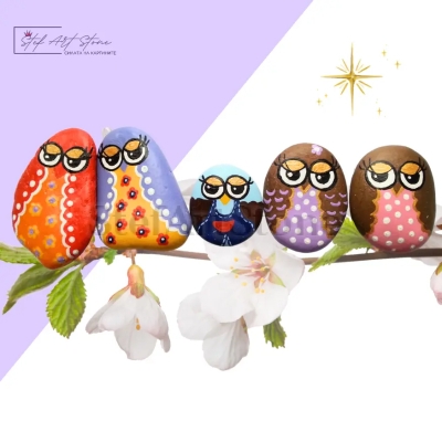 Уникален подаръчен комплект от ръчно рисувани камъни с бухалчета, символ на семейна обич.