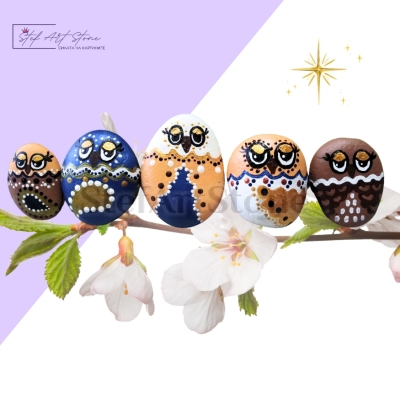 Морски камъни с бухалчета, изработени в пастелни цветове – мама, татко и три деца.