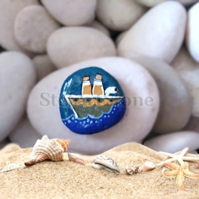 Ръчно рисуван комплект морски камъчета – фар, рибка, делфин, корабче и сърца.