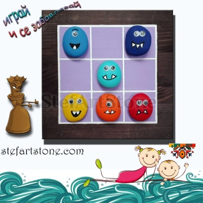 Настолна игра с ръчно рисувани камъчета в стил Silly Monsters, ярки и забавни лица, и дървена ръчно изработена дъска за игра.