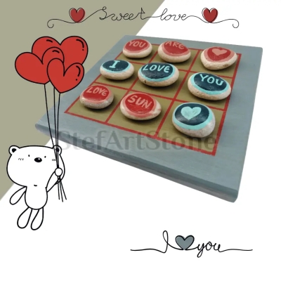 Ръчно изработена настолна игра морски шах с девет малки камъчета в меки цветове и дървена рисувана дъска. Послания като „I love you!“ създават топлина и радост.