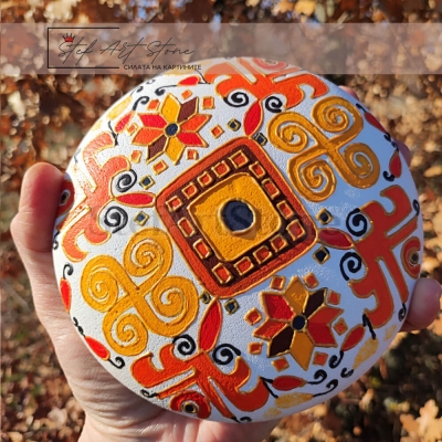 Ръчно рисуван камък с Елбетица – автентичен български сувенир