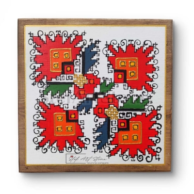 Близък план на детайли от ръчно рисувана картина с българска шевица, показваща сложни геометрични мотиви и акрилни бои върху дърво.