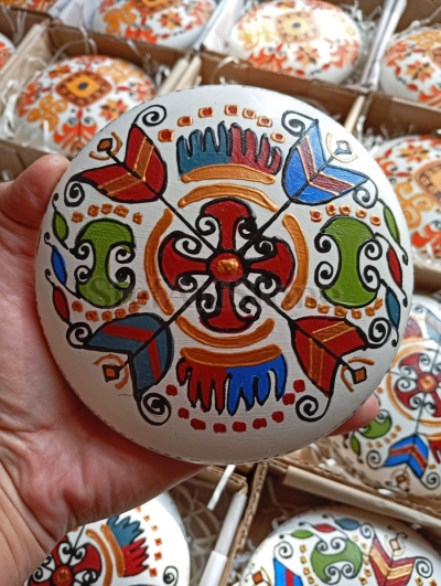 Ръчно рисуван камък „Елбетица“ – подарък с български фолклорни мотиви, 14 см