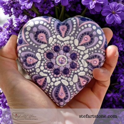 Ръчно рисувана мандала върху лят камък - сърце "Believe"