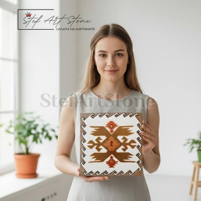 Жена държи внушителна картина с мотив Орел за успех