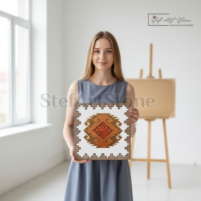 Жена държи уникална картина от дърво със златен символ за плодородие