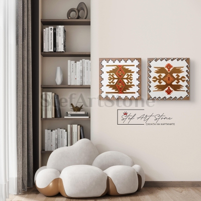 Стилен офис с комплект златни картини символизиращи стабилност и възход