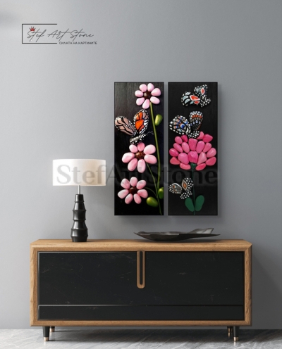 Ръчно рисувана картина върху камъни – пеперуда и розови маргарити на черен фон